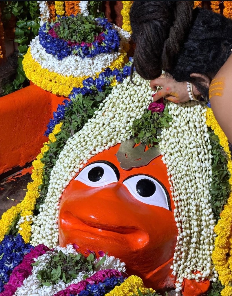Shri Bade Hanuman Ji — floral shringar darshan